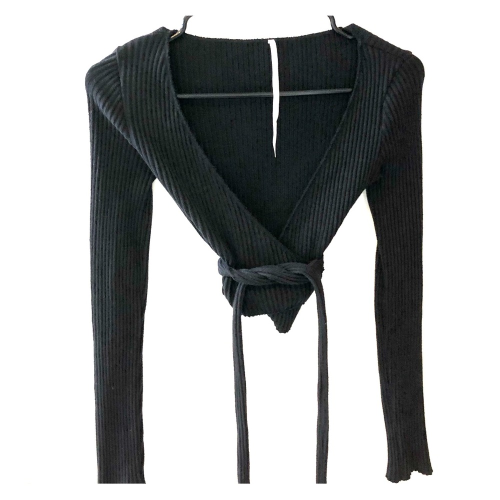 ARE YOU AM I Black wrap top